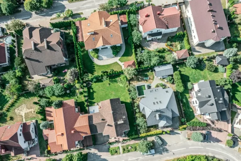 Jakie są korzyści z wyboru domów na sprzedaż na obrzeżach miasta?